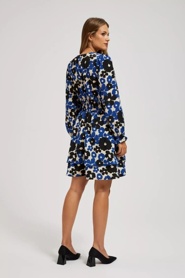 Sukienka z rozkloszowanym dołem i kwiatowym wzorem niebieska