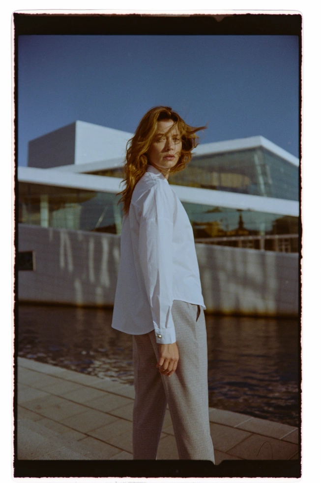 Koszula z ozdobnymi guzikami biała