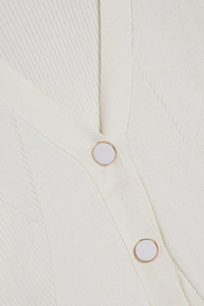 Sweter zapinany na ozdobne guziki biały