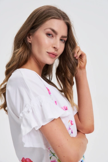Bluzka z kwiatowym printem biała