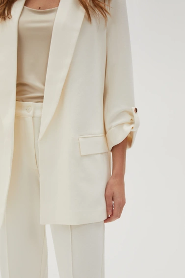 Elegancka marynarka z podwijanymi rękawami biała