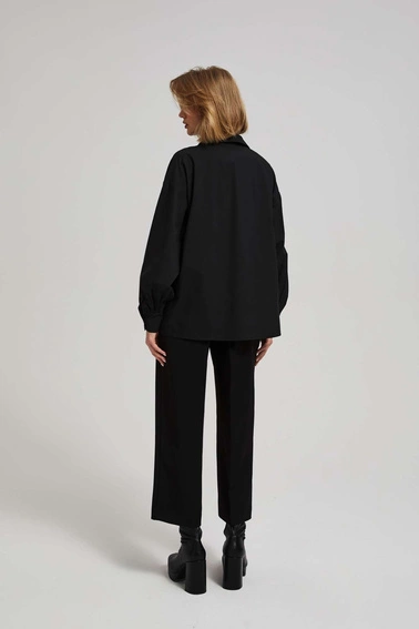 Koszula z ozdobnymi guzikami i bufiastymi rękawami czarna