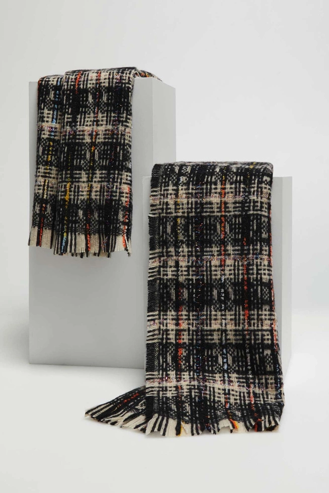 Szalik w kratę z metaliczną nitką czarny