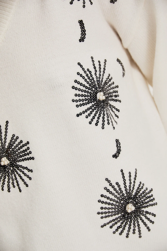 Sweter z cekinami biały