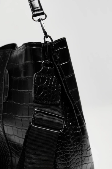 Torebka ozdobiona wężowym wzorem czarna 