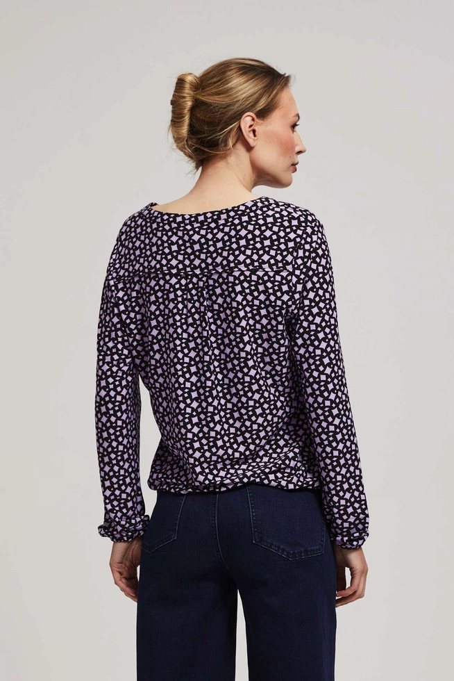 Wzorzysta bluzka z dekoltem w serek lawendowa