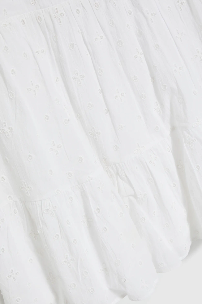 Rozkloszowana sukienka z krótkimi rękawami biała