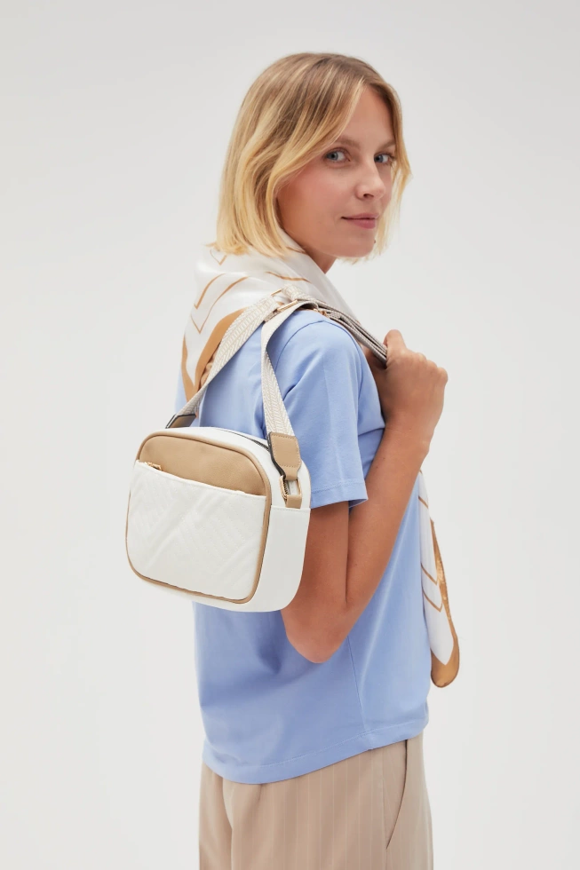 Pikowana torebka beżowa