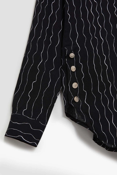 Koszula z ozdobnymi guzikami i delikatnym wzorem czarna