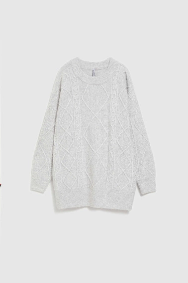 Sweter z ozdobnym splotem jasnoszary