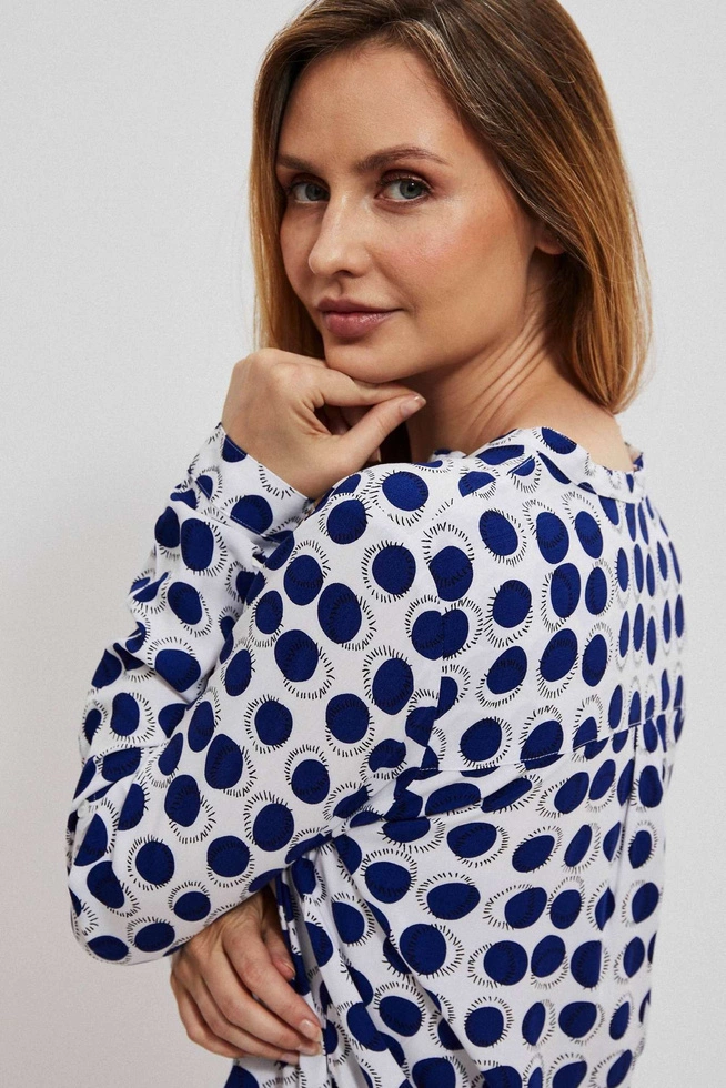 Ozdobna koszula w niebieskie kropki z zamkiem na dekolcie biała