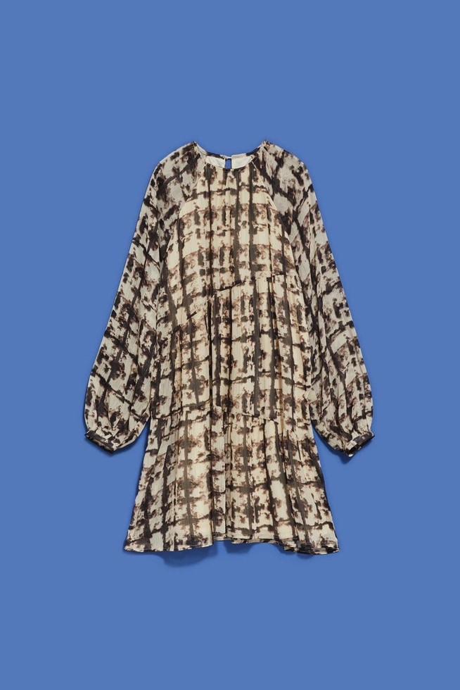 sukienka z wzorzystym printem i falbaną