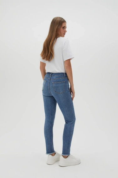 Spodnie rurki z postrzępionymi nogawkami niebieskie