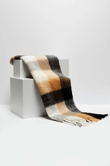 Ciepły szal w kratę beżowy