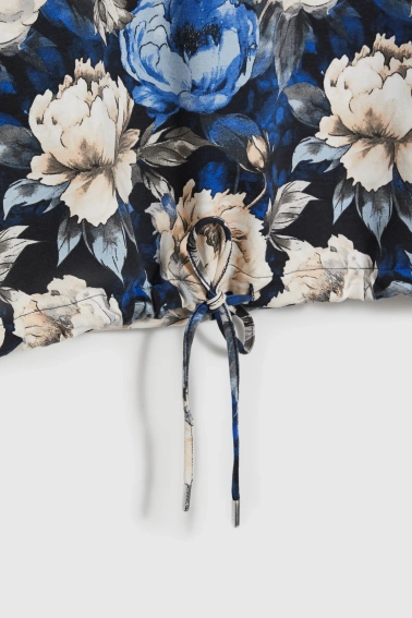 Bluza w kwiaty z dekoltem w serek czarna