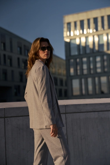 Marynarka z podwijanymi rękawami szara