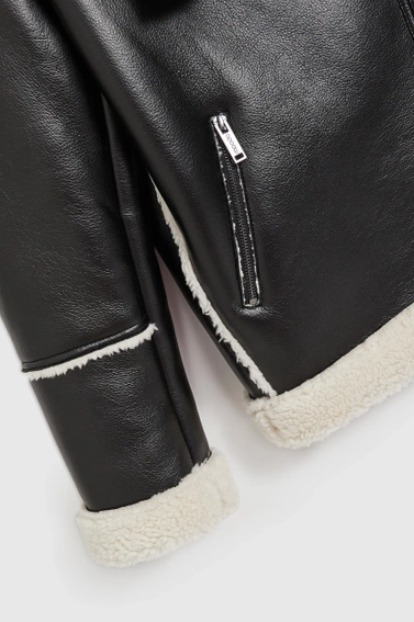 Kurtka z futrzanym kołnierzem czarna