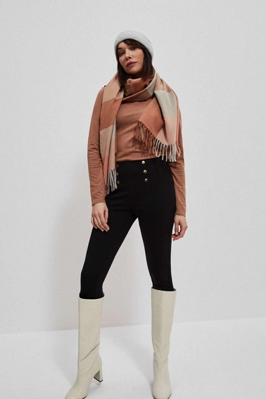 Szal w kratkę z frędzlami ciemno koralowy