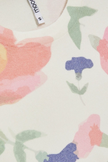 Sweter w kwiaty biały