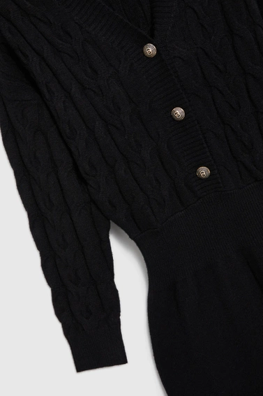 Dzianinowa sukienka ozdobiona guzikami czarna