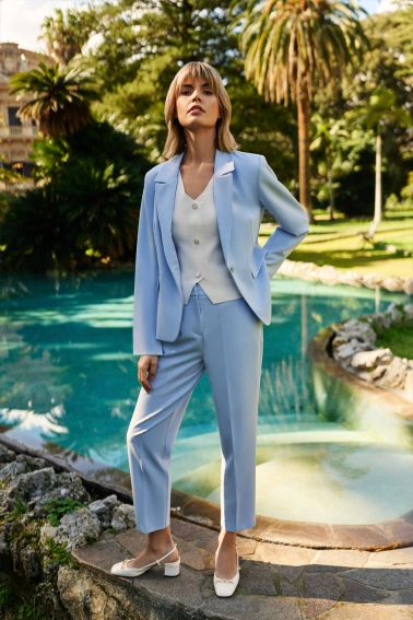 Spodnie w kant z prostą nogawką błękitne