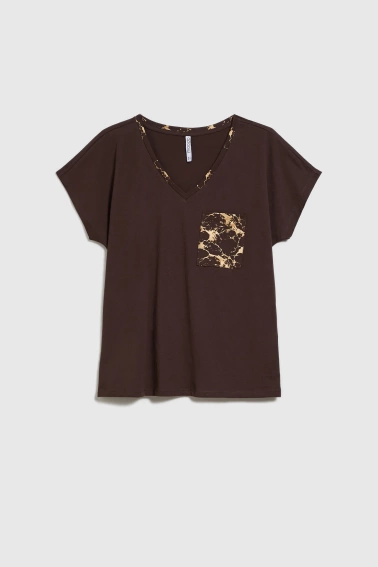 Bawełniany t-shirt z ozdobną kieszenią brązowy