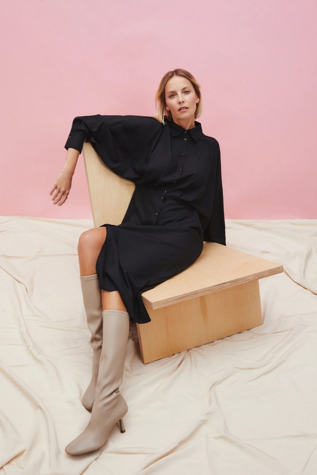 Sukienka midi z ozdobnymi guzikami i kołnierzykiem czarna