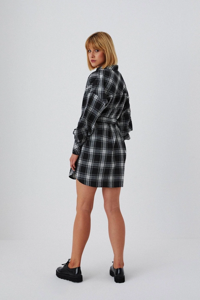 Koszulowa sukienka z wiązaniem