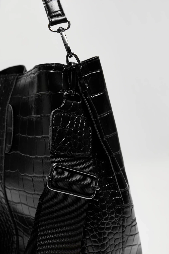 Torebka ozdobiona wężowym wzorem czarna