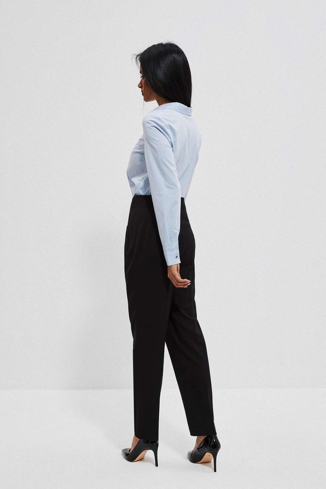 Spodnie w kant wykonane z gładkiego materiału czarne