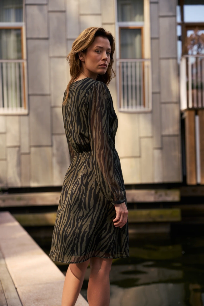 Sukienka w zwierzęcy wzór oliwkowa