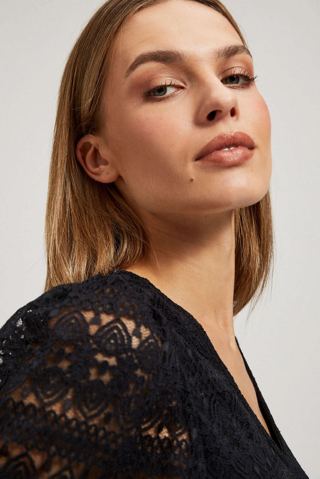 Koronkowa bluzka z bufiastymi rękawami czarna