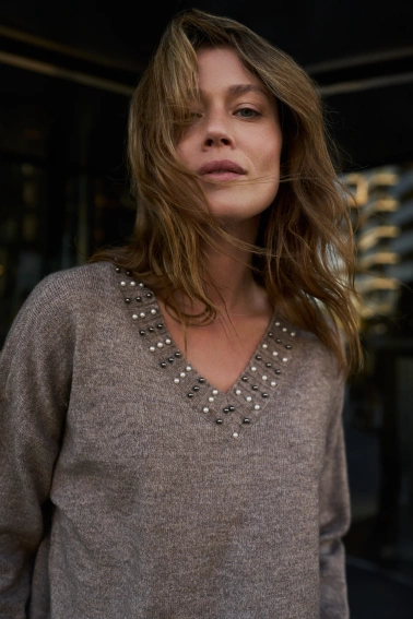 Sweter z ozdobnym dekoltem brązowy