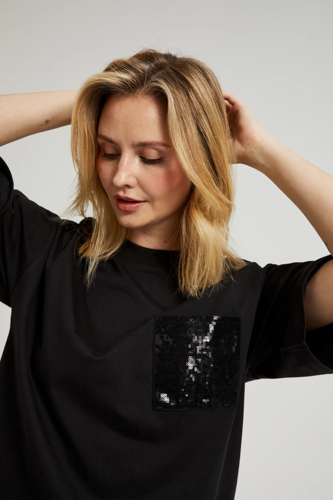 Bluzka z kieszonką ozdobnioną cekinami czarna