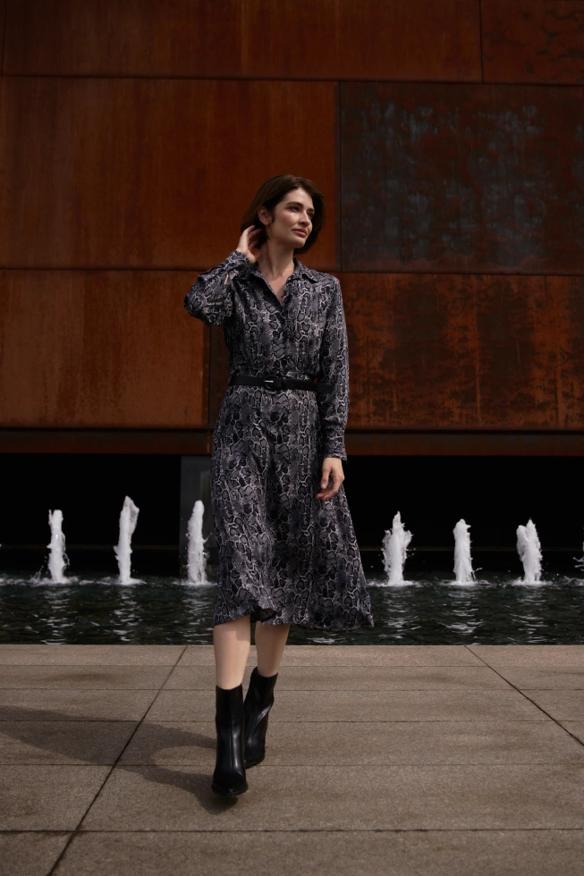 Wiskozowa sukienka z paskiem szara