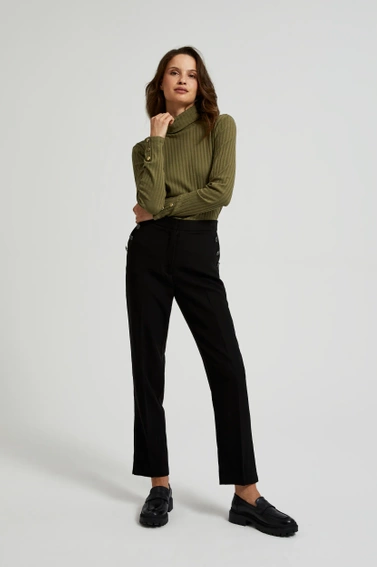 Prążkowany golf z ozdobnymi guzikami na rękawach oliwkowy