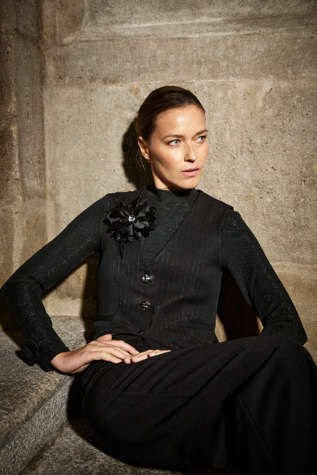 Broszka z tkaninowym kwiatem czarna