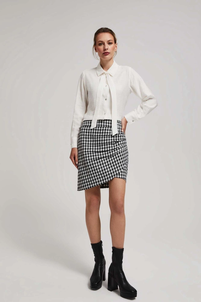 Koszula z wiązanym dekoltem i ozdobnymi guzikami perłowa