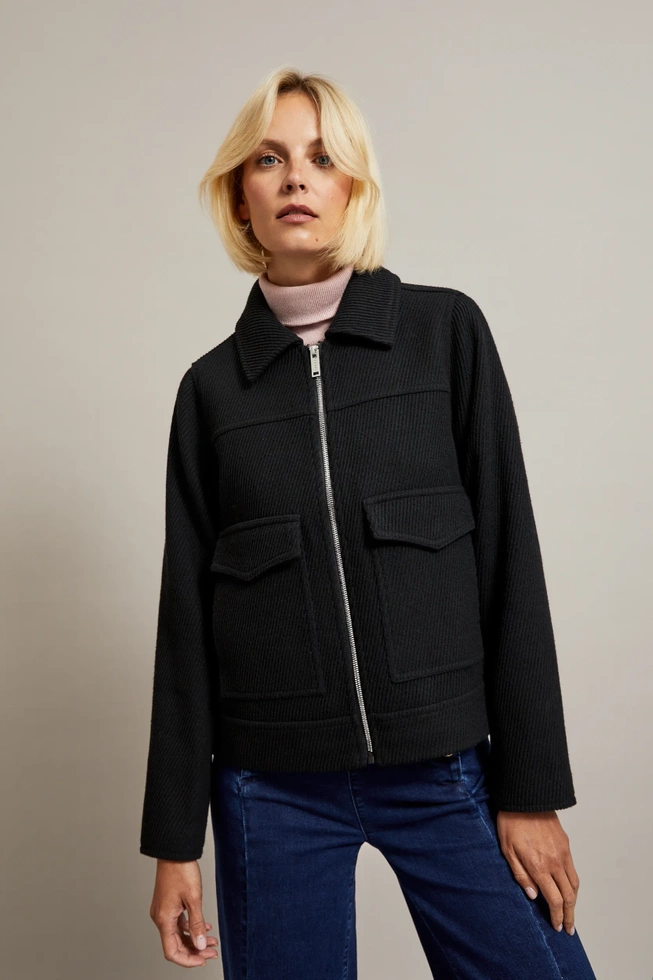 Kurtka z dużymi kieszeniami czarna