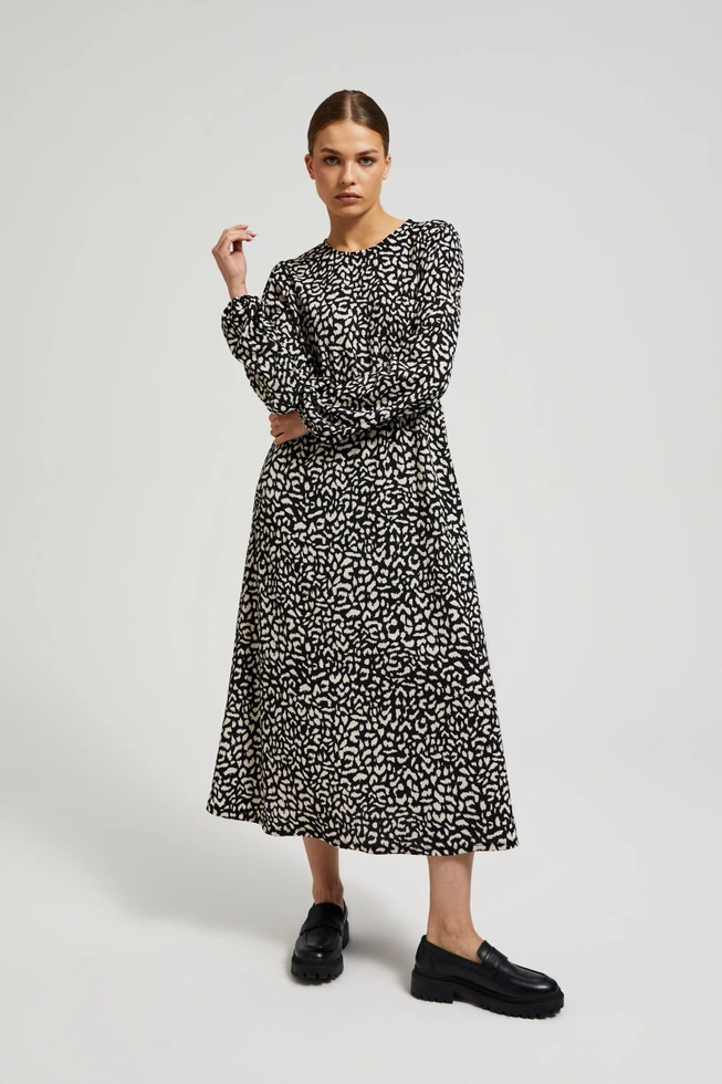 Sukienka midi z rozkloszowanym dołem czarna