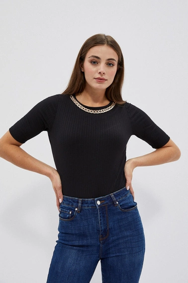 Bluzka z łańcuchem na dekolcie