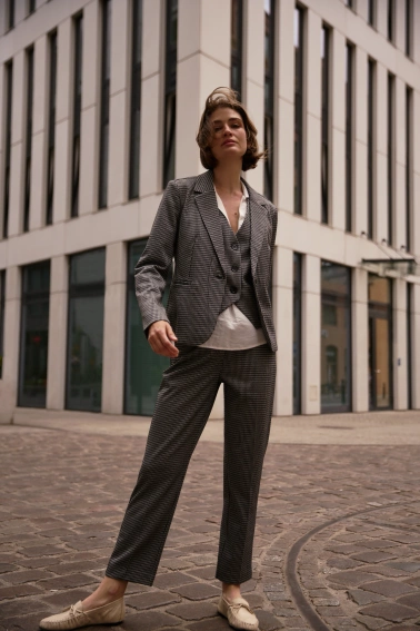 Garnitur w pepitkę szary