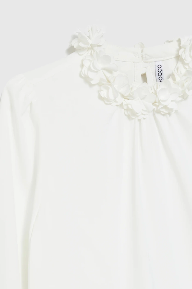 Koszula z ozdobnym dekoltem biała