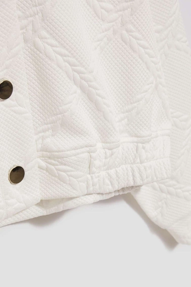 Bluza z ozdobnymi guzikami perłowa