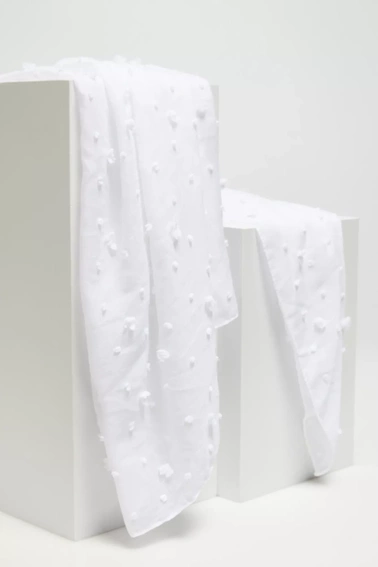 Gładki letni szal biały