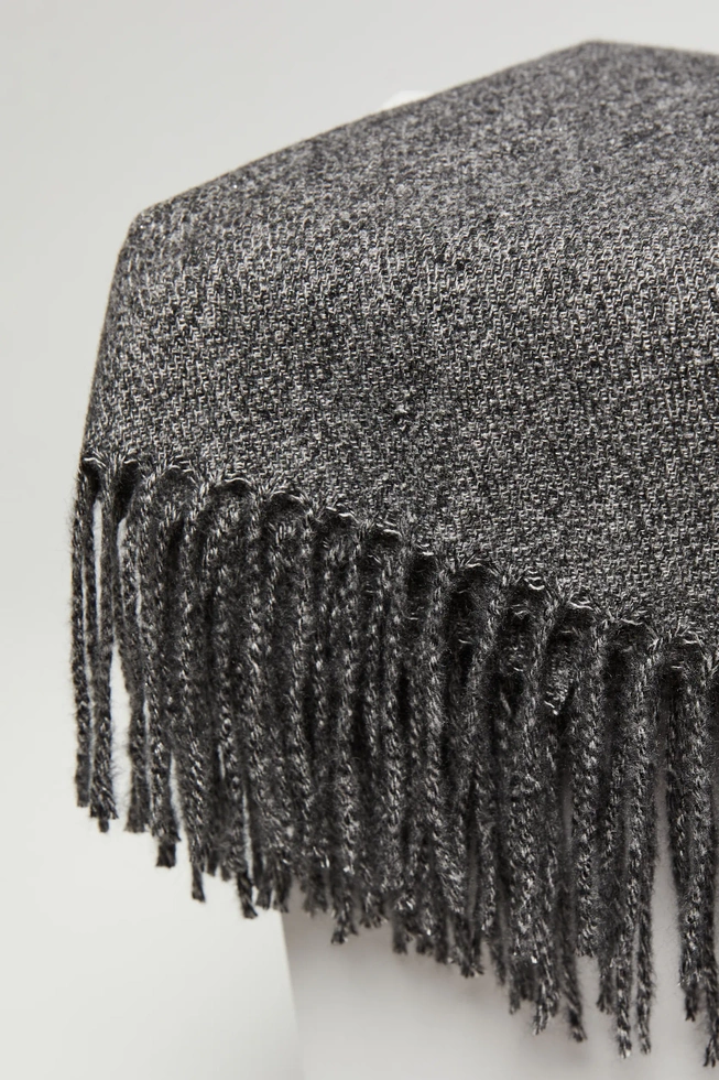 Gładki szary szalik z frędzlami