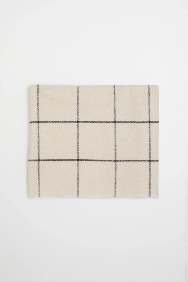 Szal w kratę z frędzlami beżowy