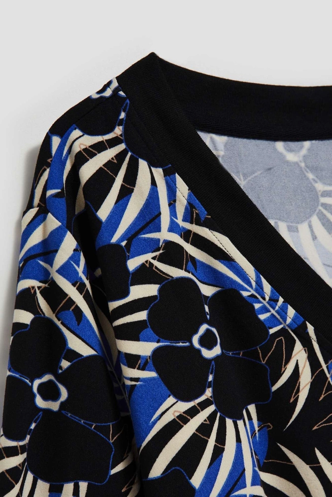 Wzorzysta bluzka z dekoltem w serek czarna