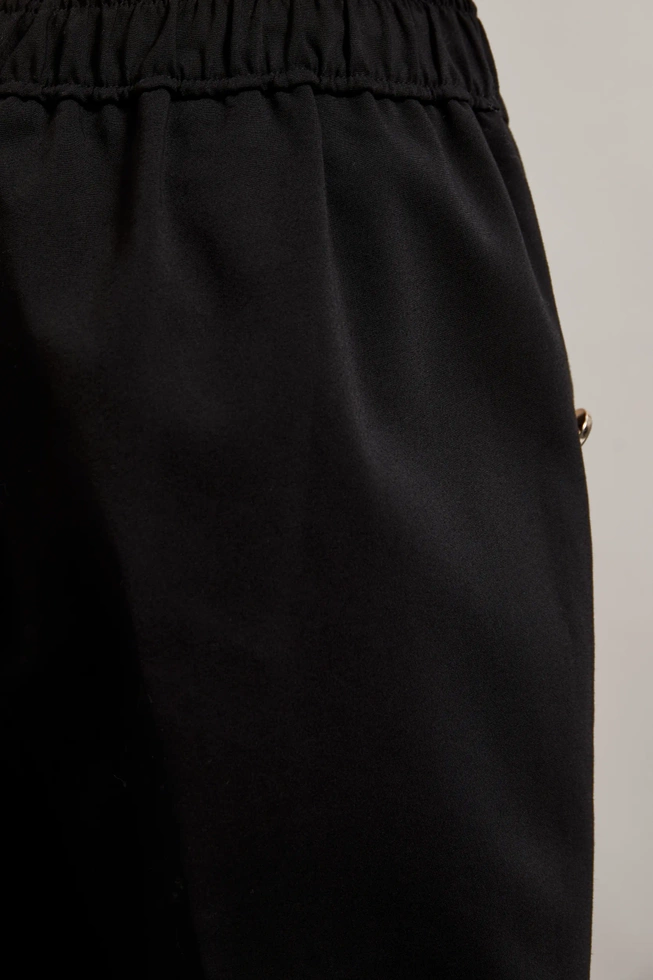 Spodnie w kant z ozdobnymi guzikami czarne