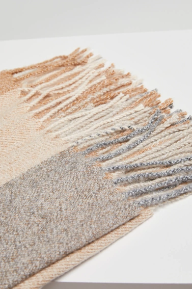 Szal w kratę z frędzlami beżowy